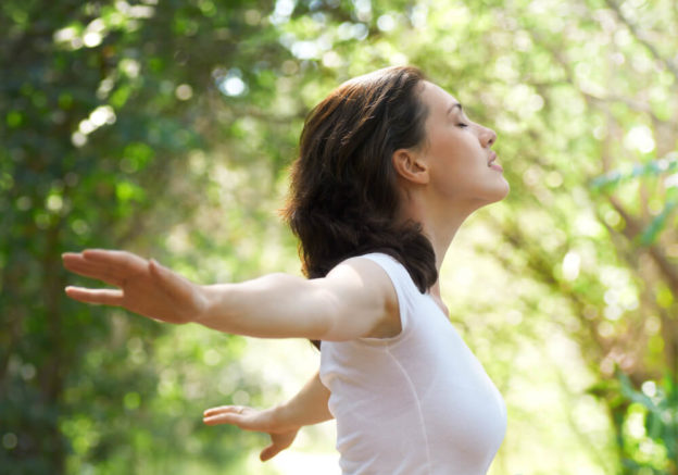 Mulher em meio a natureza buscando o equilíbrio emocional
