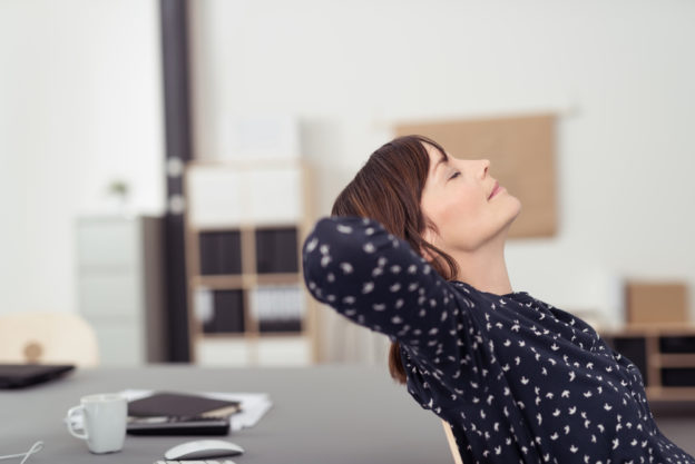 Mulher sentada na cadeira em seu trabalho