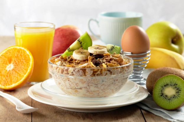 Mesa de café da manhã com alimentos saudaveis